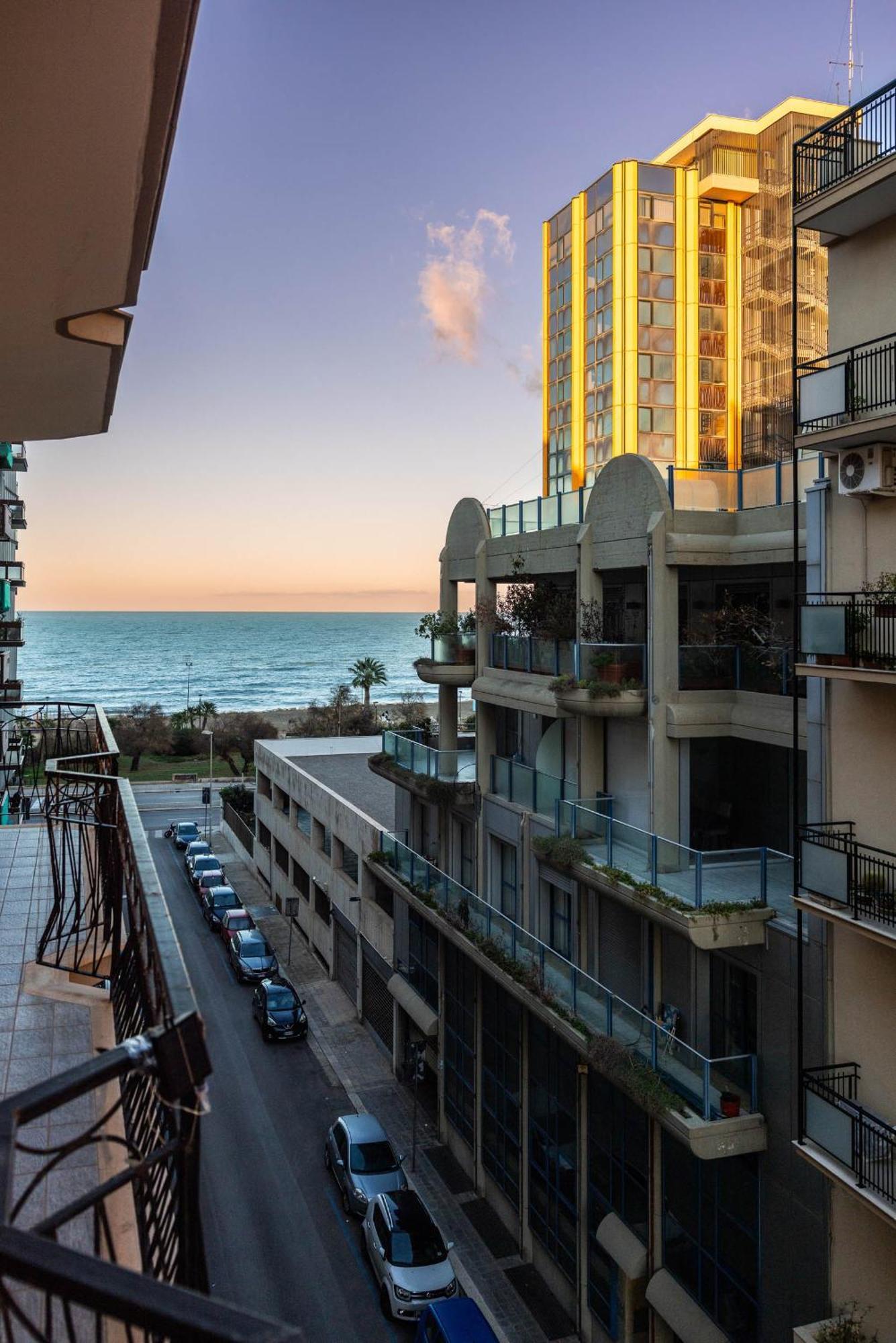 Casa Dei Visionari - Mare Apartment Bari Bagian luar foto