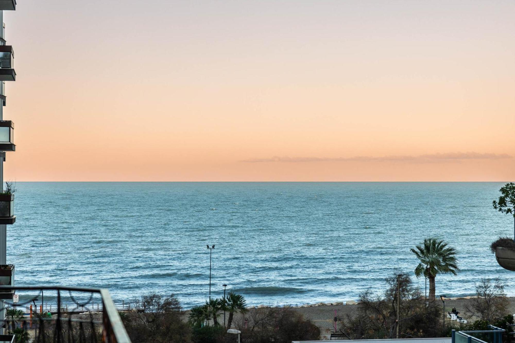 Casa Dei Visionari - Mare Apartment Bari Bagian luar foto
