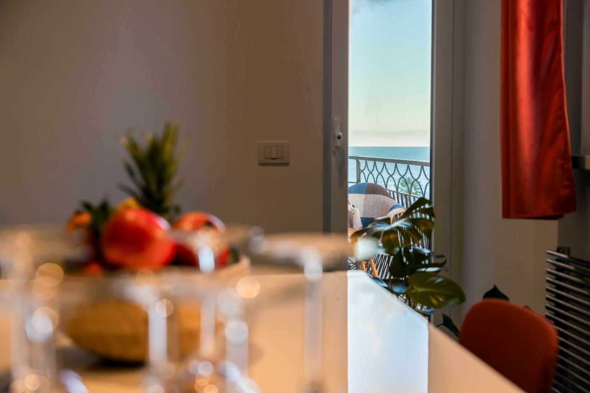 Casa Dei Visionari - Mare Apartment Bari Bagian luar foto