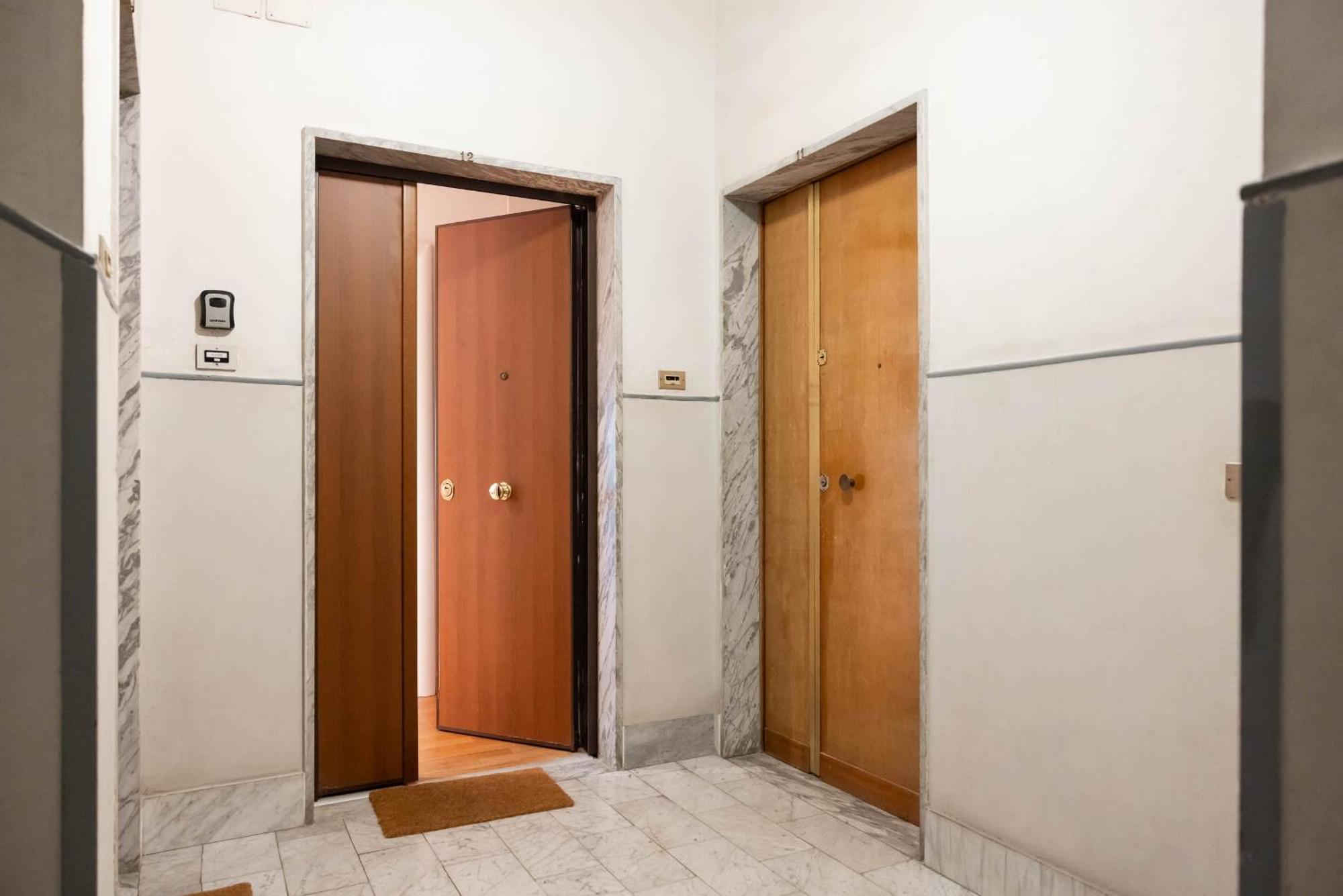 Casa Dei Visionari - Mare Apartment Bari Bagian luar foto
