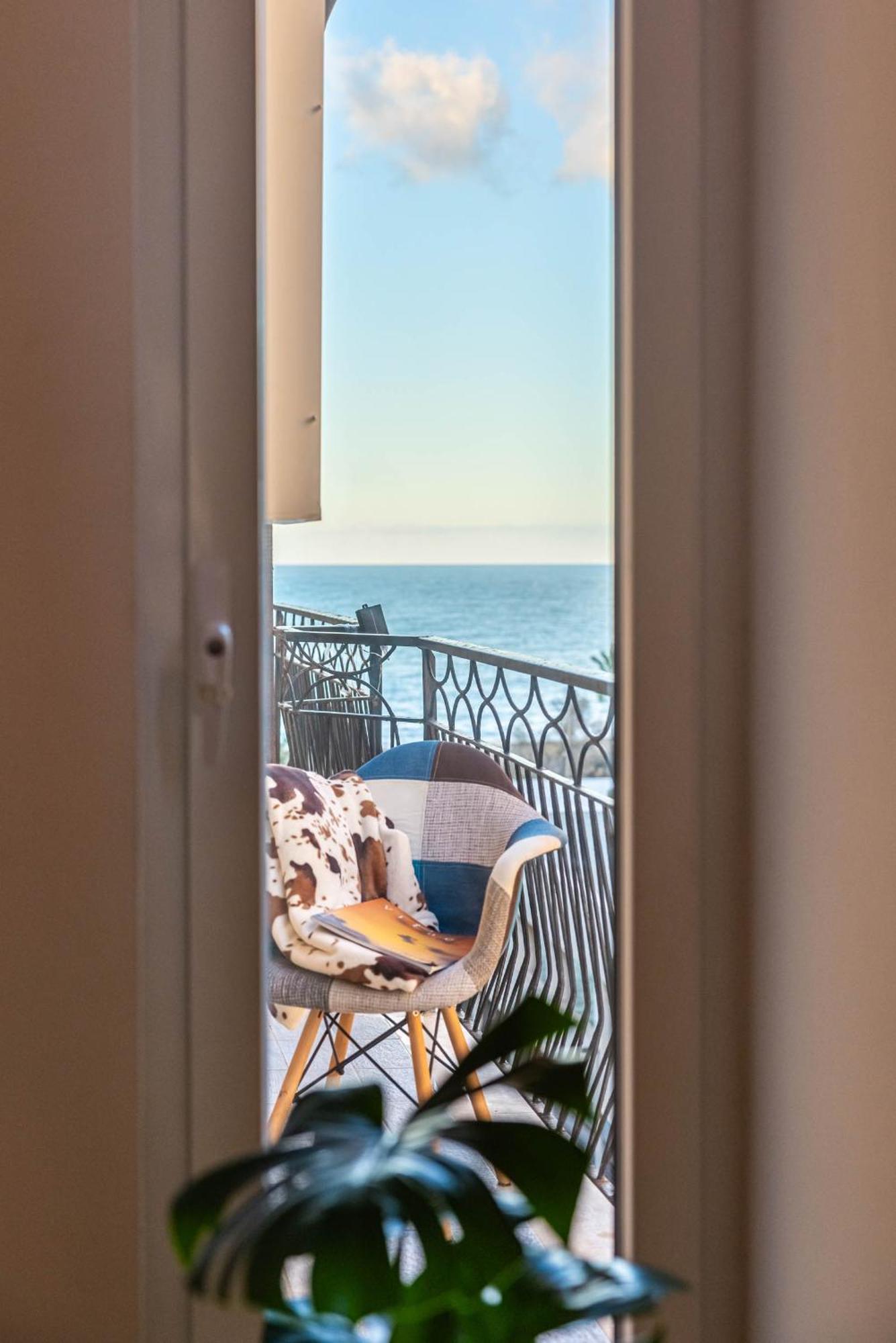 Casa Dei Visionari - Mare Apartment Bari Bagian luar foto